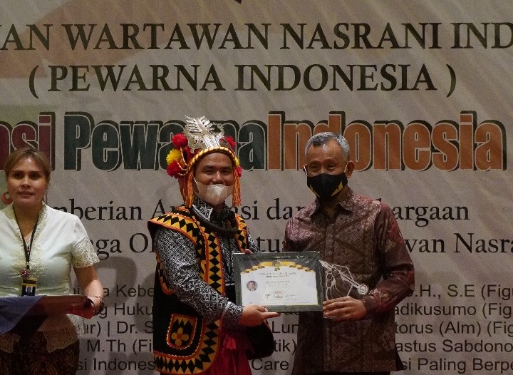 Pdt Dr. dr Ruyandi Hutasoit Raih Apresiasi Pewarna Indonesia  Bidang Politik 2020