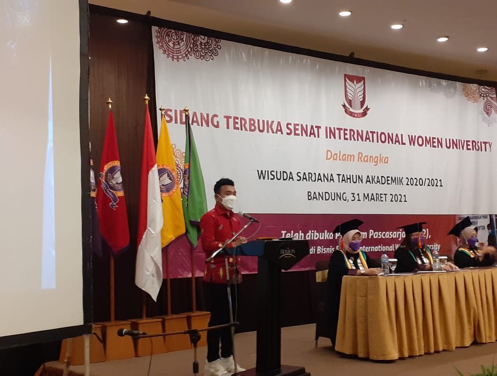 Staf Khusus Presiden Billy Mambrasar Sampaikan Sambutan Dalam Wisuda Sarjana International Women University Bandung
