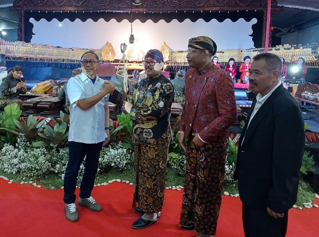 Dr. Yanto Pejabat MA Jadi Dalang di Festival Mie Bakso dan Bazar UMKM
