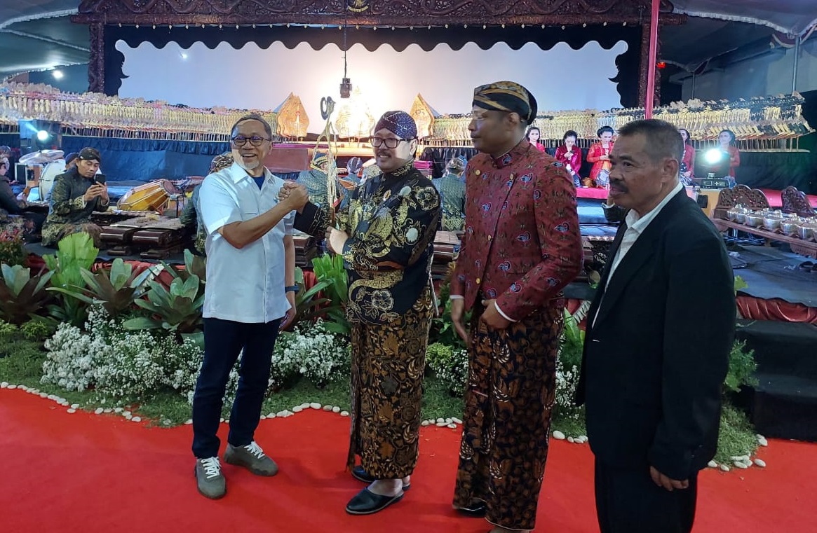 Dr. Yanto Pejabat MA Jadi Dalang di Festival Mie Bakso dan Bazar UMKM