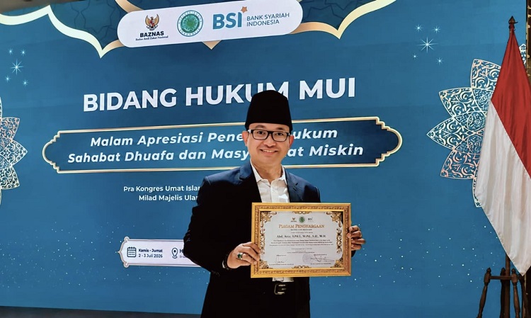 Abdul Aziz Terima Penghargaan Dari MUI Pusat Sebagai Tokoh Probono Publico