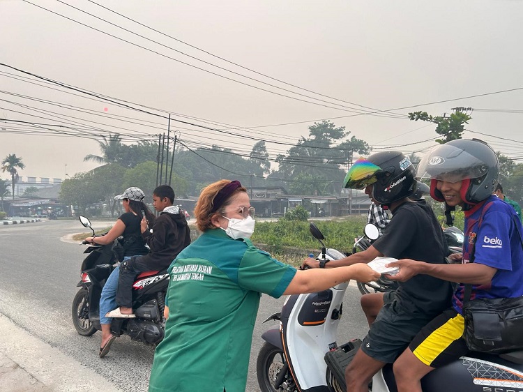 Pewarna Indonesia Kalteng Gelar Aksi Sosial “Wartawan Peduli”, Bagikan Masker di Tengah Kabut Asap